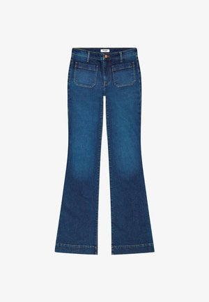 Ciemnoniebieskie dżinsy z szerokimi nogawkami, przednimi naszywanymi kieszeniami, szlufkami na pasek i zapięciem na guzik, z metką Wrangler na talii.