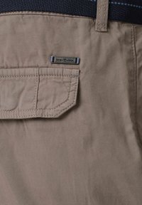 Beżowe szorty z fakturowanym niebieskim pasem, z kieszenią boczną i metalową przywieszką z logo Casa Moda.