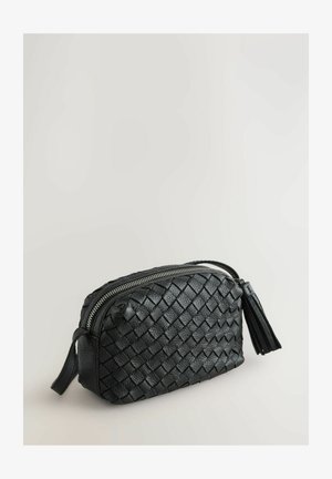 Geweven zwarte leren cosmeticatas met een ritssluiting, zijhandvat en een kwastaccent. Rechthoekige vorm, gestructureerde afwerking.