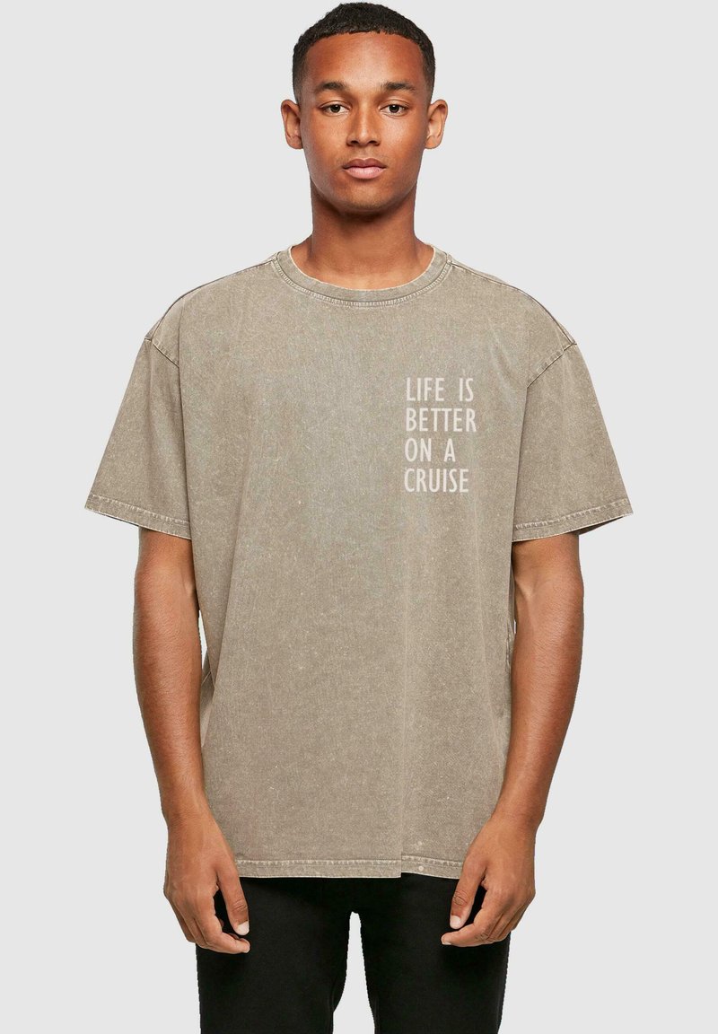 Merchcode LIFE IS BETTER ACID WASHED HEAVY - T-shirts med print - darkkhaki