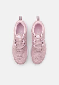 Baskets de sport roses avec une tige en mesh et synthétique, col rembourré et semelle en caoutchouc. Présente un système de laçage et des accents réfléchissants.