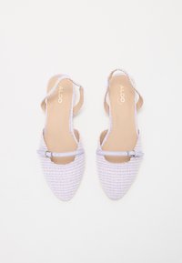 Levanduľové látkové slingback baleríny s špicatými prstami, tkanou textúrou a nastaviteľným pásikom s malou striebornou sponou. Značka ALDO vo vnútri.