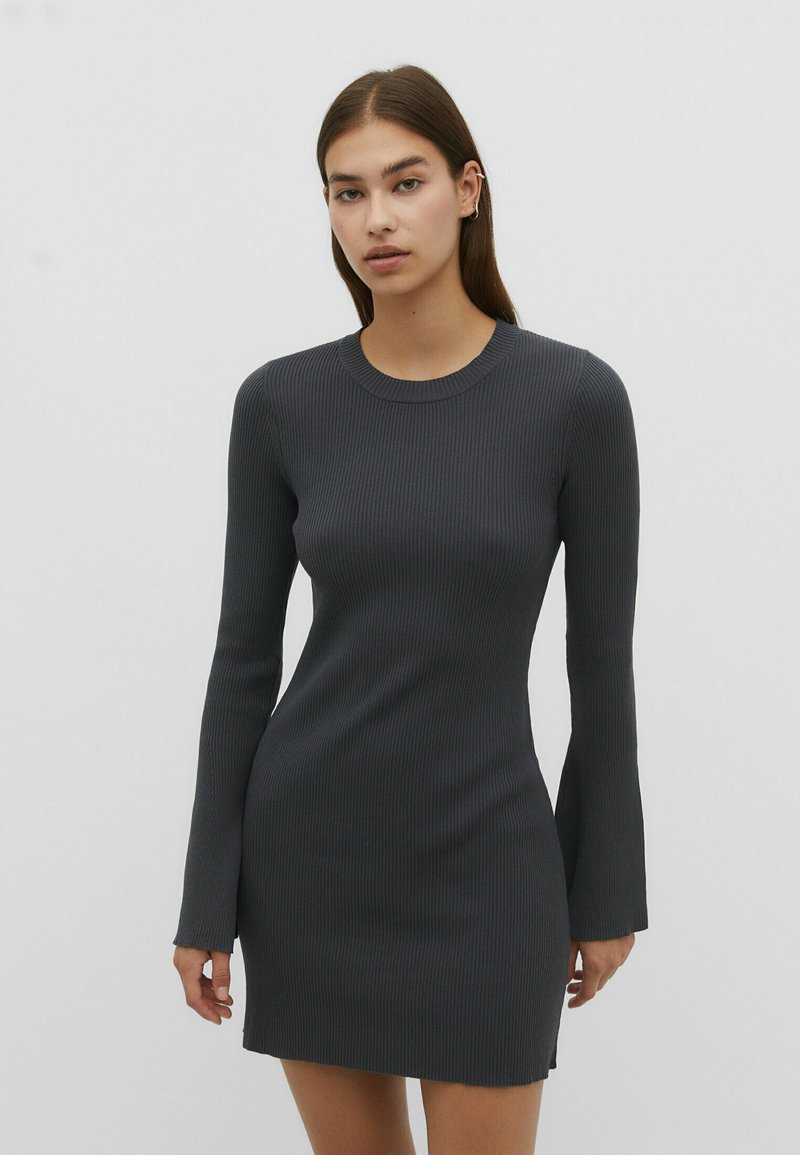 Enganliegendes, geripptes Kleid in Dunkelgrau, mit langen Ärmeln, die leicht ausgestellt sind, rundem Ausschnitt und gerader Silhouette in Mini-Länge.
