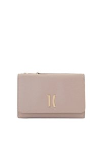 Portafoglio in pelle beige chiaro con ferrature dorate e logo in rilievo. Presenta una chiusura con patta e una superficie liscia e texturizzata. Forma rettangolare compatta.