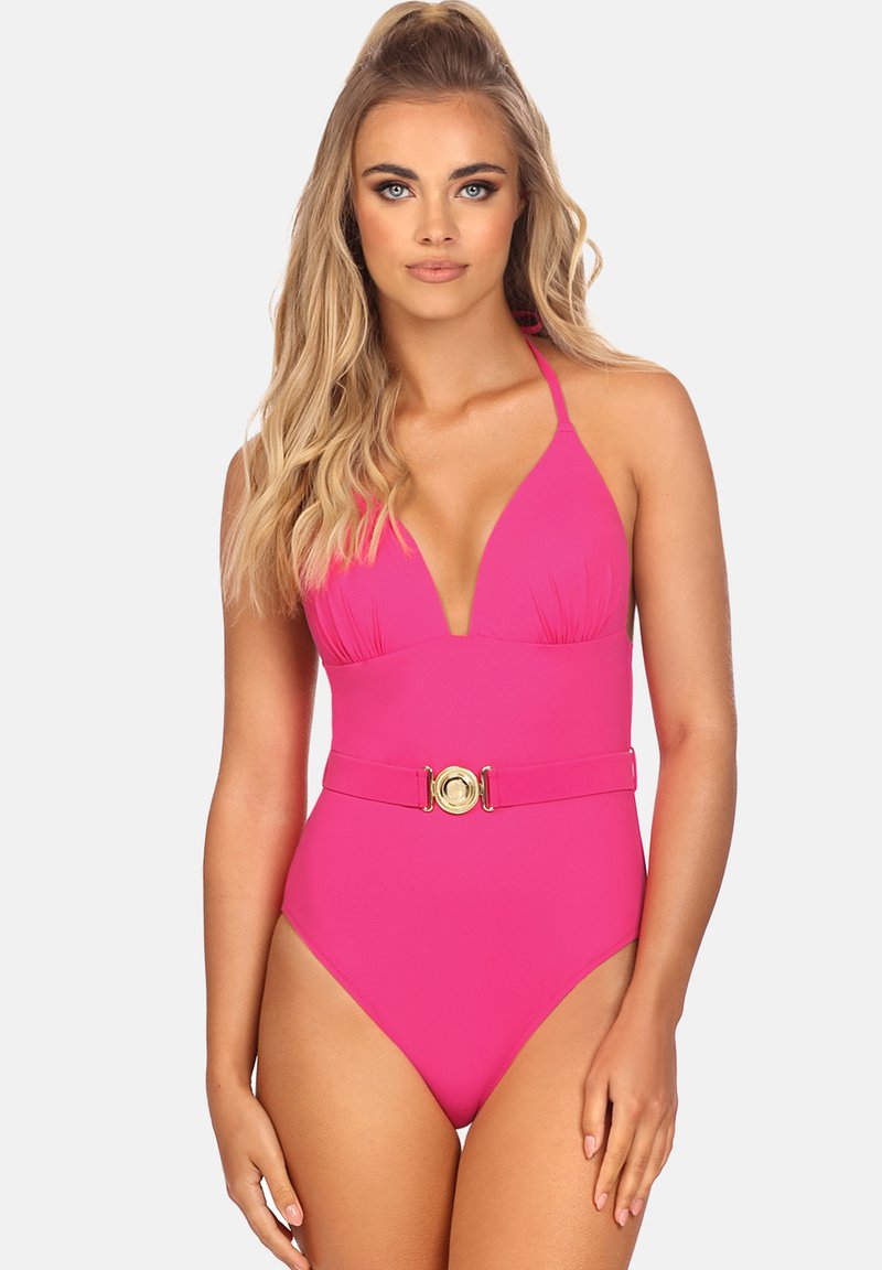 Jasnoróżowy jednoczęściowy strój kąpielowy z głębokim dekoltem w kształcie V, marszczonymi detalami, szerokim paskiem z złotą okrągłą klamrą oraz wysokimi wycięciami.