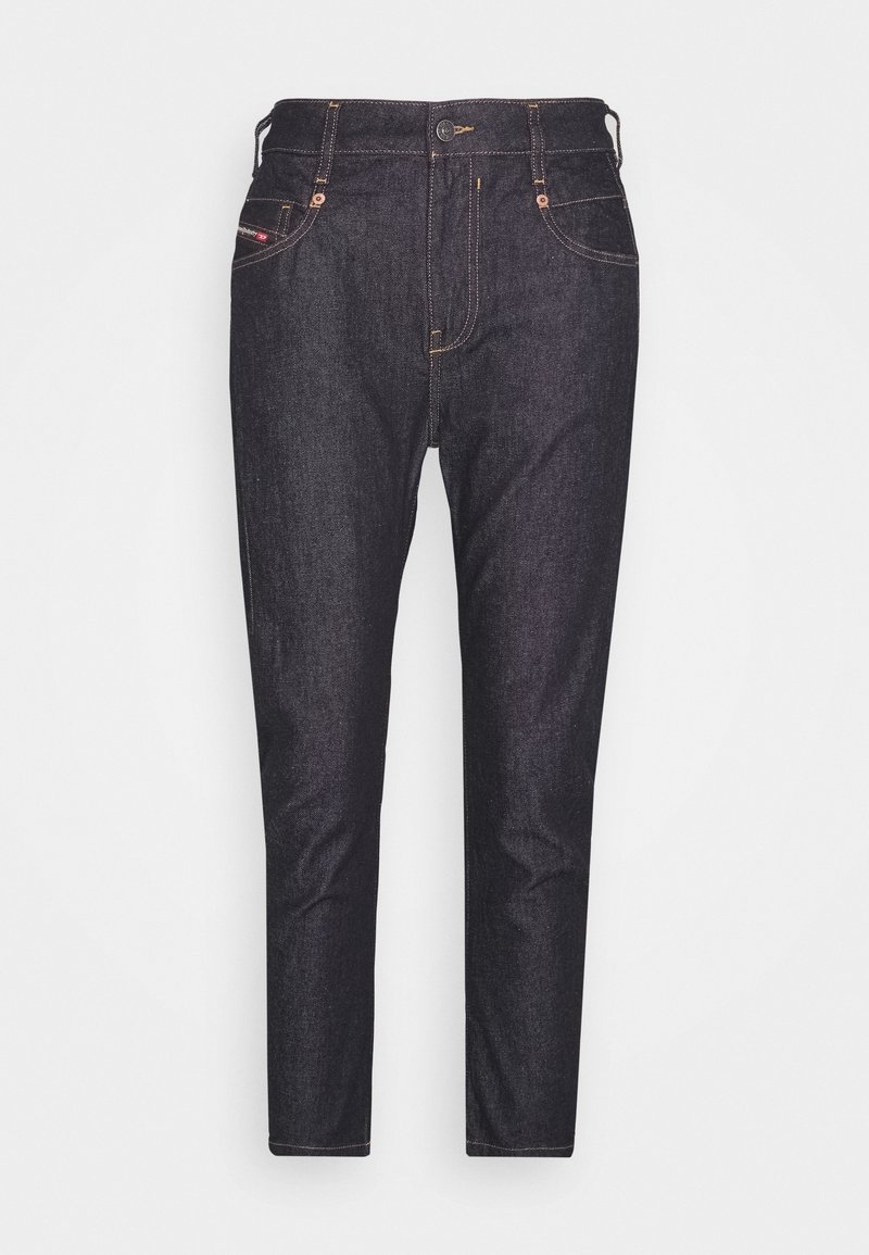 Jeans en denim bleu foncé à coupe slim, avec des coutures orange, cinq poches et une fermeture éclair à l'avant.