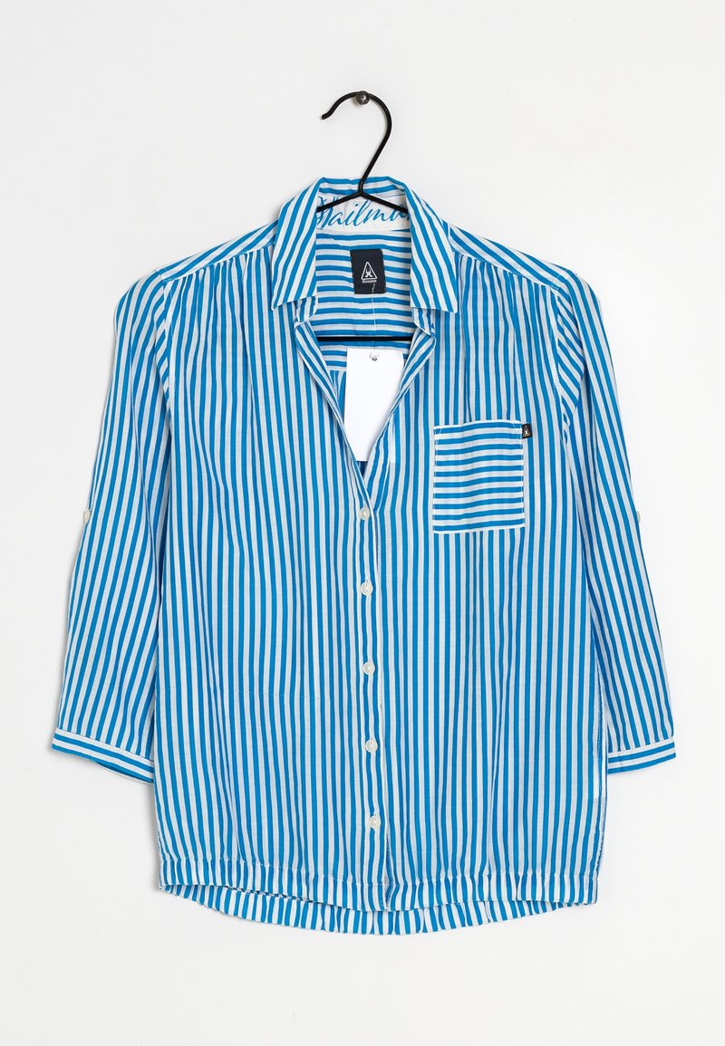 Camicia a maniche corte a righe blu e bianche con bottoni. Presenta una tasca sul petto, colletto e un fit largo con un design della parte inferiore arricciato.