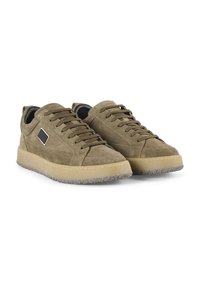 Maslinasto zelene sneakersice od antilopa s teksturiranom površinom, okruglim vrhom i vezicama. Imaju bež gumeni potplat i izraženi crni detalj.