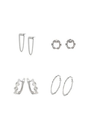 Quattro paia di orecchini d'argento: a catena pendente, circolari decorati, a cerchio intrecciato e con design onde scultoree. Forme e texture variegate.