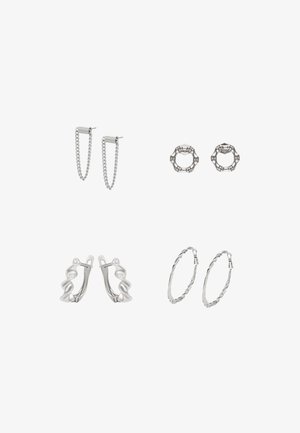 Vier paar zilveren oorringen: kettingmodel met druppels, ronde versierde, gedraaide hoepel en sculpturale golfvorm. Diverse vormen en texturen.
