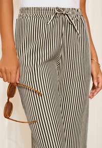 Friends Like These WIDE LEG CRINKLE PRINTED ELASTICATED WAIST - Dresside alumine osa - white
