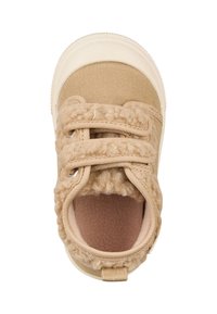 Beiger Sneaker mit weichem Textil und pelzähnlichen Akzenten, runde Zehenpartie, zwei Klettverschlüsse und profillaufsohle. Innen mit weichem Material gefüttert.
