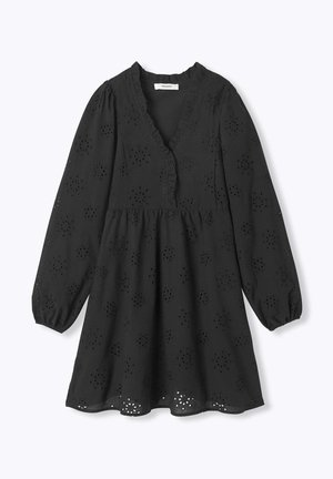 Robe longue à manches longues noire avec col en V, bordure à volants, poignets élastiques et motif floral en œillets sur tout le tissu.