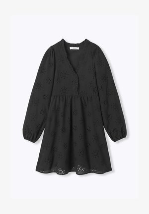 Robe longue à manches longues noire avec col en V, bordure à volants, poignets élastiques et motif floral en œillets sur tout le tissu.