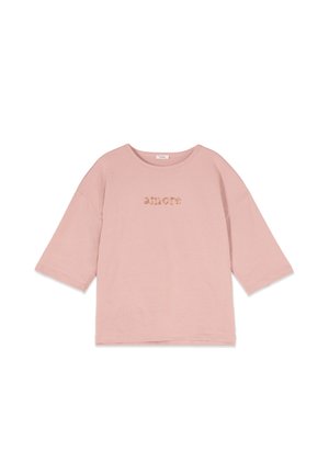 Lichtroze shirt met lange mouwen en wijde mouwen, met "amor" geborduurd in kleine bloemmotieven centraal op de borst.