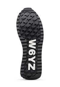 Černá podrážka boty s hlubokými drážkami a vzory ve tvaru hvězdy, s výrazným bílým logem "W6YZ" ve středu.