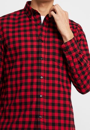 Rood en zwart geruit overhemd met knopen, met een kraag, lange mouwen en een borstzak, gemaakt van zachte, textuurstof.