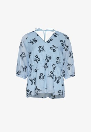 Bluză albastru deschis cu imprimeu floral negru, decolteu în V, mâneci bufante trei sferturi, talie adunată și închidere cu nod la ceafa gâtului.