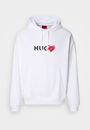 Felpa bianca con cappuccio e tasca frontale, con il testo "HUG" in nero e una grafica di un cuore rosso. Realizzata in tessuto morbido e traspirante.