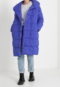 NA-KD Wintermantel - blue