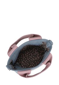 Borsa piccola in tessuto blu con manici intrecciati rosa. L'interno presenta un tessuto scuro con un motivo a pois rosa chiaro. Chiusura con zip.