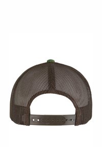 Bruine mesh honkbalpet met een gebogen rand, een verstelbare plastic band achteraan en een verhoogde groene knop bovenaan.
