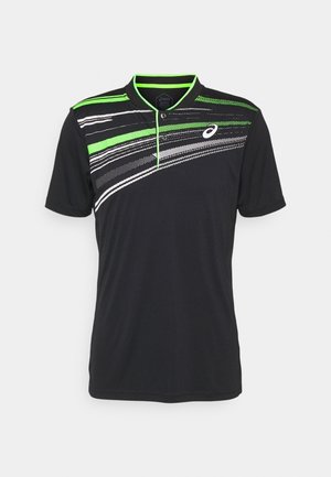 Camisa polo negra con rayas diagonales verdes y blancas, un cuello y cierre de botón. Confeccionada en una tela suave y ligera.