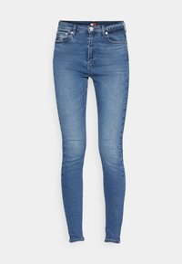 Jeans de denim azul ajustados con una cintura de altura media, diseño de cinco bolsillos, un ligero desgaste y un cierre de cremallera con botón de metal.