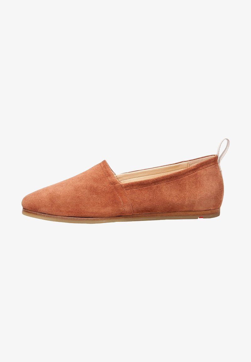 Chaussure slip-on en daim marron avec un bout pointu, un design minimaliste et une fine semelle en caoutchouc. Présente un petit rebord de talon de couleur contrastante.