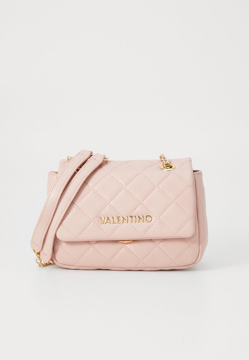 Quiltet rosa skinnveske med gulllogo, klaffelås og avtakbar kjede-rem for allsidige bæringsalternativer.