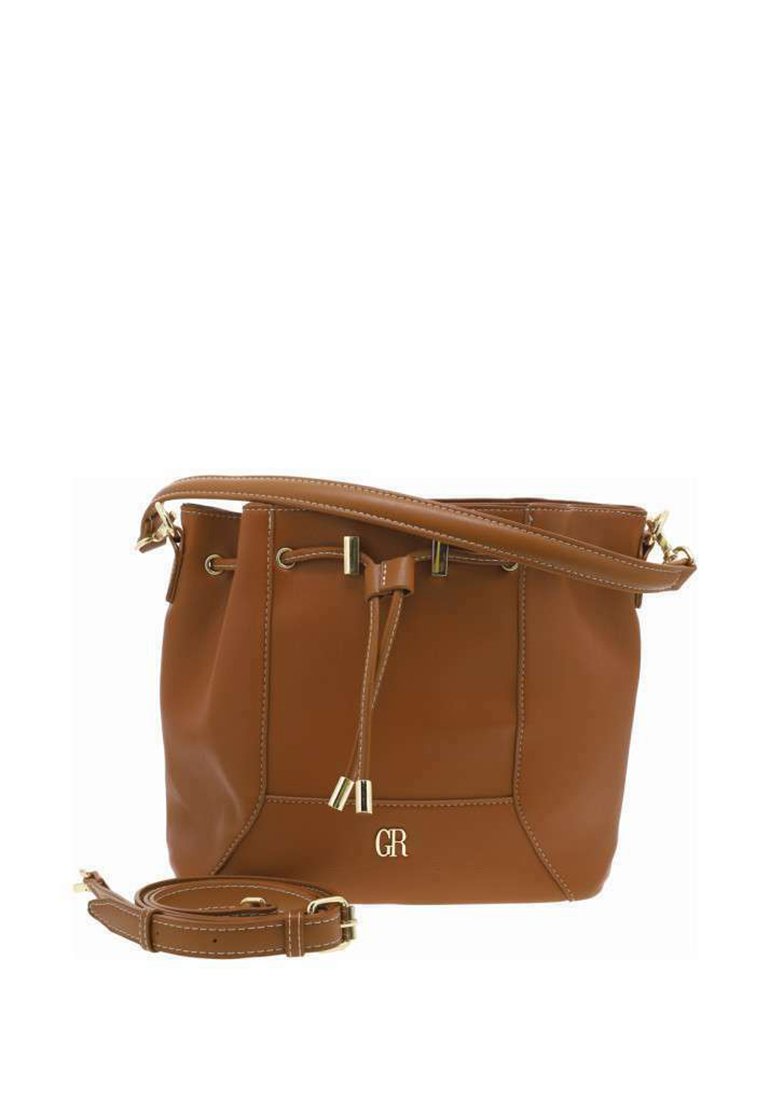 Sac seau en cuir marron avec fermeture à cordon et accents en métal doré. Présente un logo sur le côté et une bandoulière amovible.