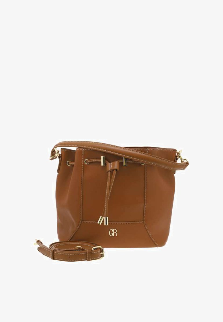 Sac seau en cuir marron avec fermeture à cordon et accents en métal doré. Présente un logo sur le côté et une bandoulière amovible.