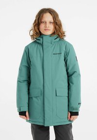 Tiefgrüne wasserfeste Jacke mit hohem Kragen, zwei Fronttaschen und verstellbaren Manschetten. Merkmale des Markenlogos und ein elegantes, modernes Design.