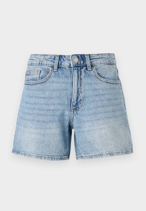 Shorts en denim bleu clair à taille haute, cinq poches et ourlet effiloché. Présente un léger effet délavé et des détails de coutures dorées.