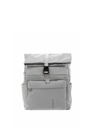 Sac à dos à rouleau gris clair avec poche avant zippée, poches latérales et fermeture à boucle noire sur la sangle avant.