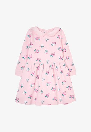 Rozā garām piedurknēm kleita ar ziedu un ogu rakstu. Mīksta auduma, noapaļots kakls un savākta svārku daļa, kas veido plašu siluetu.