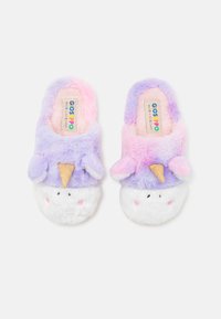 Zapatillas de felpa con un degradado pastel en púrpura y rosa, que presentan un diseño de unicornio con cara blanca, orejas y un cuerno. Textura suave.
