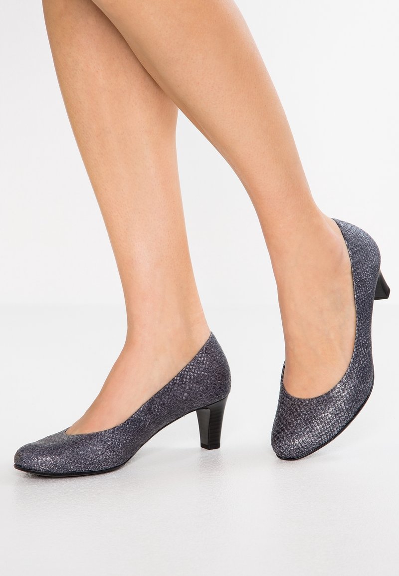 Tmavě šedé texturované lodičky s kulatou špičkou a nízkým blokovým podpatkem, s jemným vzorem šupin.