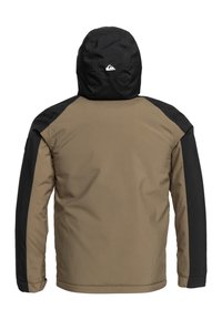 Hoodie mit braunem Körper und schwarzen Ärmeln und Schultern, hergestellt aus einem glatten, wasserabweisenden Material.