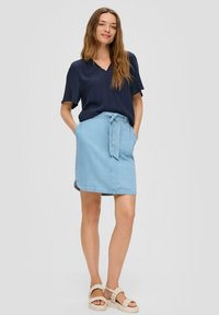 s.Oliver MIT V-AUSSCHNITT - Blouse - tiefblau