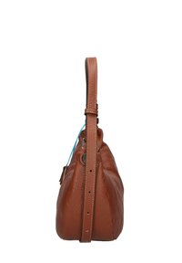 Borsa a mano in pelle marrone che presenta una superficie texturizzata, una singola tracolla regolabile e una forma arrotondata con dettagli in metallo.