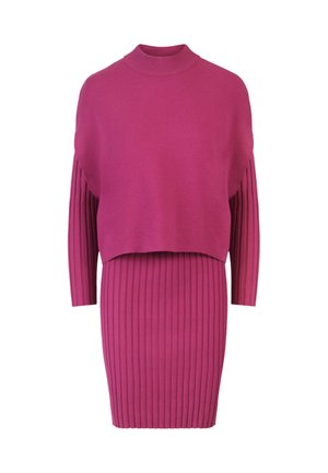 Fuchsia gebreide jurk met een hoge hals, lange mouwen en een aansluitende geribbelde rok, met een gelaagd cropped topdesign.