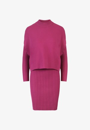 Fuchsia gebreide jurk met een hoge hals, lange mouwen en een aansluitende geribbelde rok, met een gelaagd cropped topdesign.