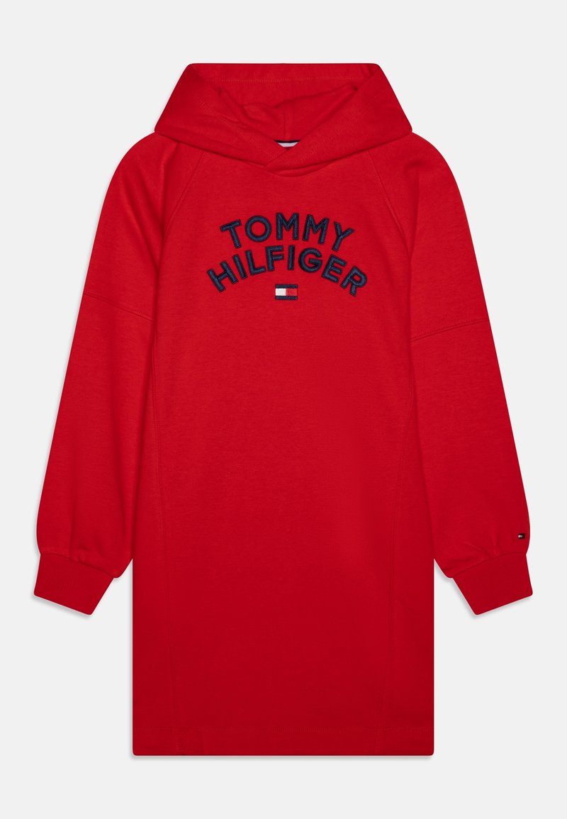 Robe sweat à capuche rouge en tissu doux, avec un grand logo "TOMMY HILFIGER" brodé en bleu marine. Comprend une poche kangourou à l'avant.