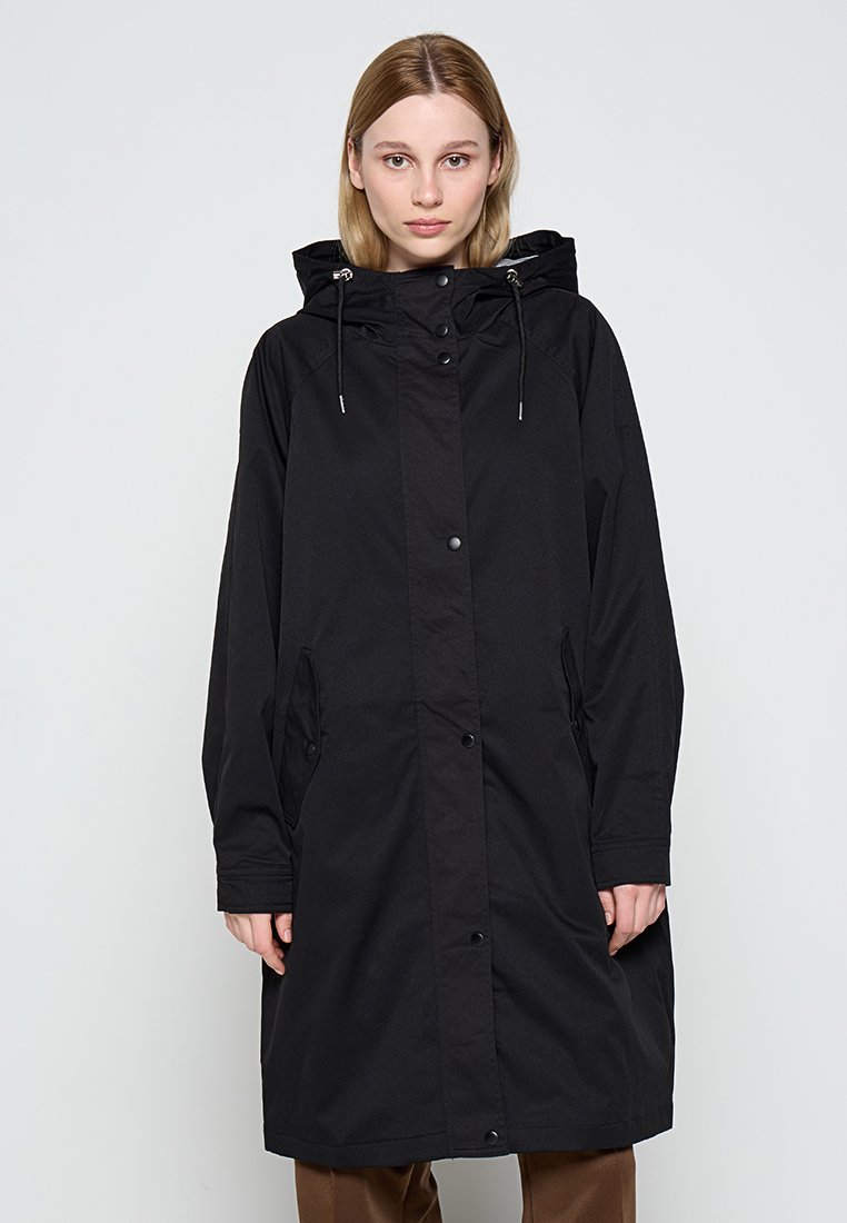 Gabardina negra, impermeable, con capucha, que cuenta con botones a presión, bolsillos laterales y cordones ajustables en el cuello y los puños.