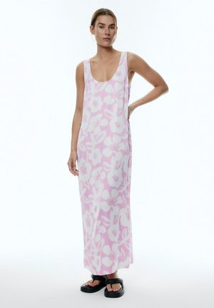 Ärmelloses Maxikleid in sanftem Rosa mit einem Blumenmuster. Hergestellt aus leichtem Stoff, mit einem Rundhalsausschnitt und lockerer Passform.