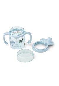 Tazza di plastica azzurro chiaro con due manici. Presenta grafiche di animali marini all'interno. Include un coperchio removibile e un beccuccio separato.