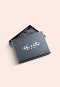 Grå smyckeskrin med texturerad yta och mjuk finish, med en vit logotyp som lyder "Sofia Milani JEWELS" på framsidan. Locket är något öppet.