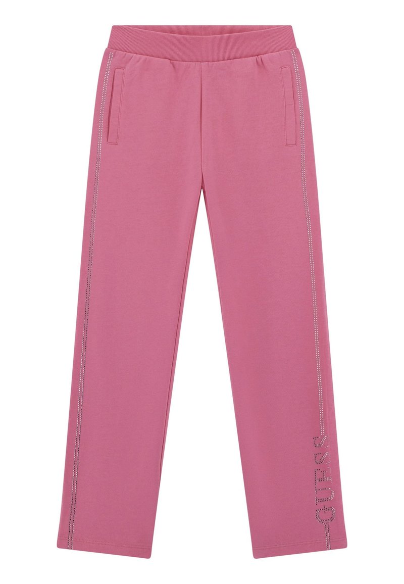 Pantalons de survêtement en coton rose avec une taille côtelée, des poches latérales et des embellissements métalliques sur la jambe gauche affichant le nom de la marque "GUESS."