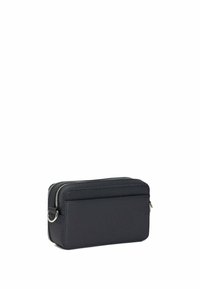 Pochette nera compatta con zip, dall'esterno testurizzato, dotata di una tasca frontale e dettagli in metallo argentato. Forma rettangolare, materiale resistente.